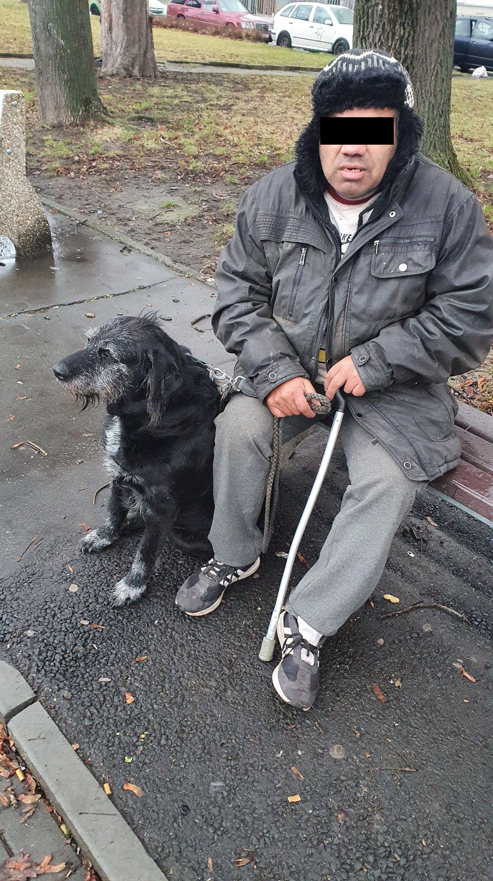 Moment loučení. Jan S. (60) se se svou Bettynkou rozloučil na lavičce v Ostravě. Měl ji moc rád.