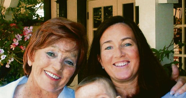 Únor 2001: zleva Betty a její dcera Jodie držící její vnučku Jacqueline 