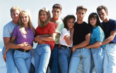 Rok 1991, celá parta je pohromadě (zleva): Steve, Kelly, Donna, David, Andrea, Brandon, Brenda a Dylan.
