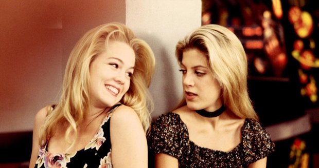 Hvězdy 90. let Donna a Kelly jako naivní školačky v seriálu Beverly Hills 90210.