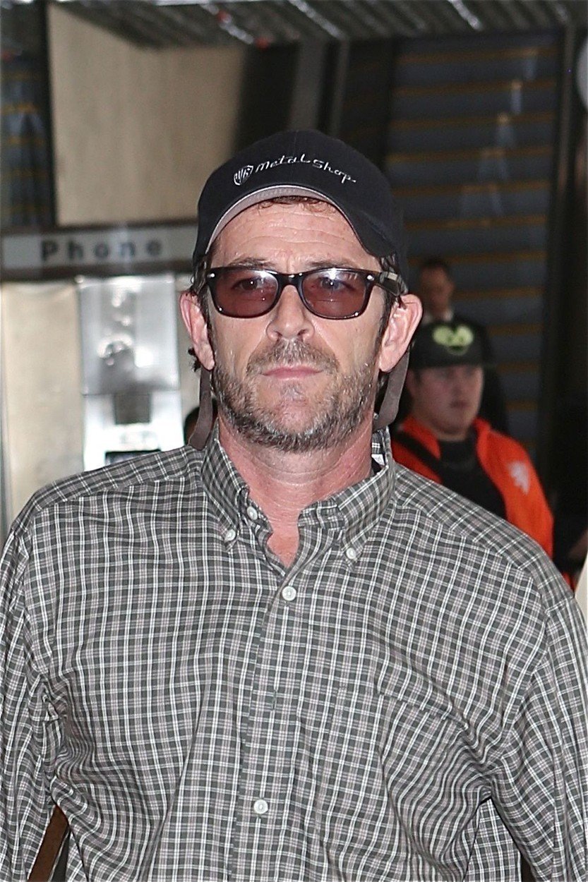 Luke Perry tedy Dylan McKay zestárl a zešedivěl.