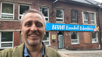 Šiřitel lásky a černý bankéř zároveň? Developer superpotravin narazil, staral se lidem o miliony Šiřitel lásky a černý bankéř zároveň? Developer superpotravin narazil, staral se lidem o miliony