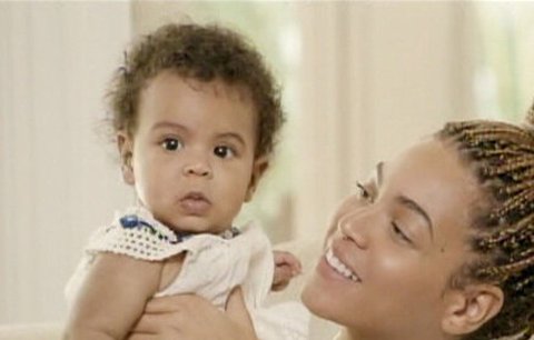 Dcera zpěvačky Beyoncé je asi geniální! Už prý umí číst! A to má teprve 13 měsíců...
