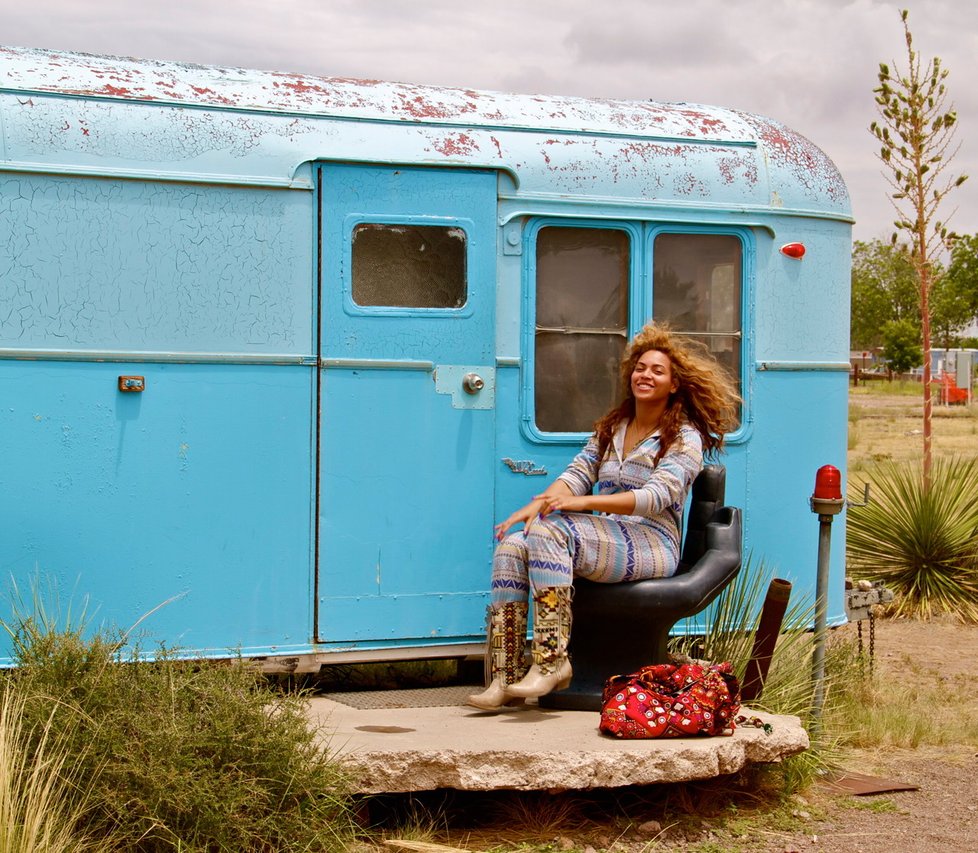 Beyoncé vypadá před starým karavaanem jako doma.