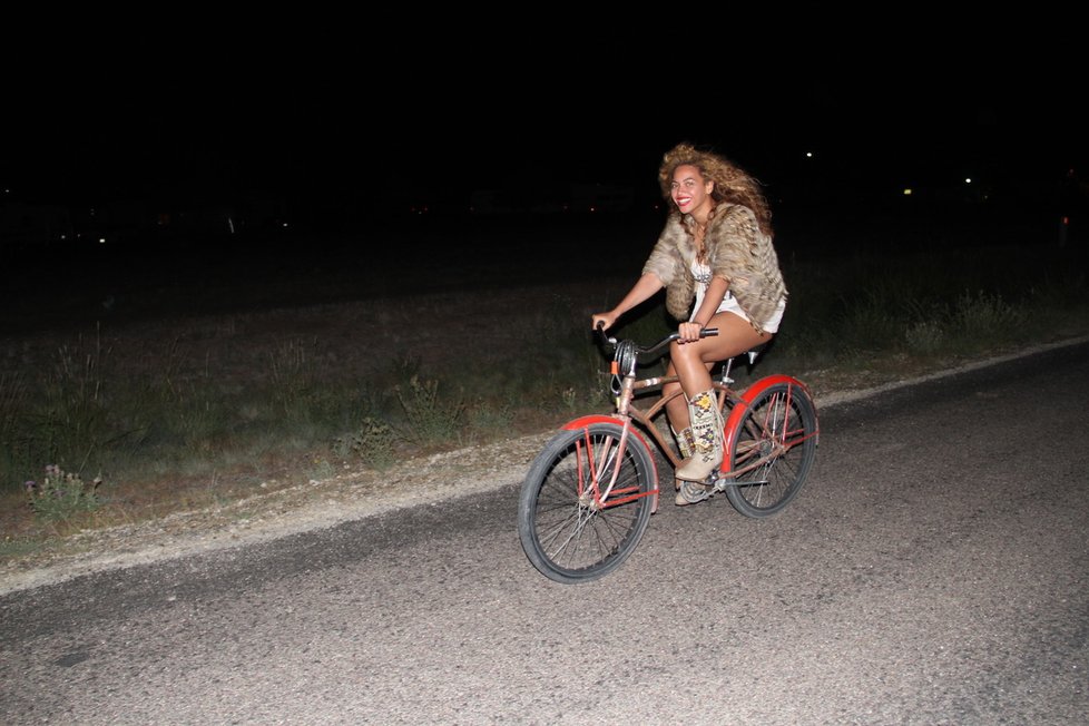 Ani noc nezastavila Beyoncé v projíždění na kole.