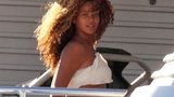Beyonce se chlubí těhotenským bříškem v plavkách