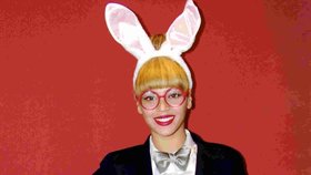 Slavná zpěvačka se navlékla do kostýmu zajíčka. Poznáte ji?