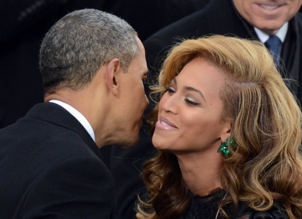 Barack Obama ji jako díky za úžasné vystoupení políbil