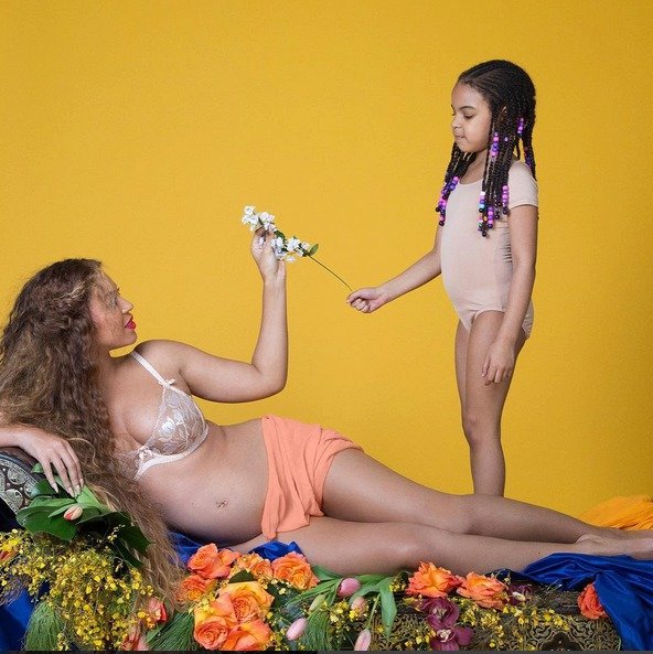 Beyoncé hrdě zapózovala s dcerou Blue Ivy i s těhotenským břichem s dvojčátky uvnitř.