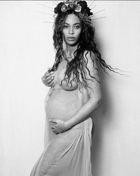 Beyoncé pózuje s těhotenským bříškem. Čeká dvojčata.
