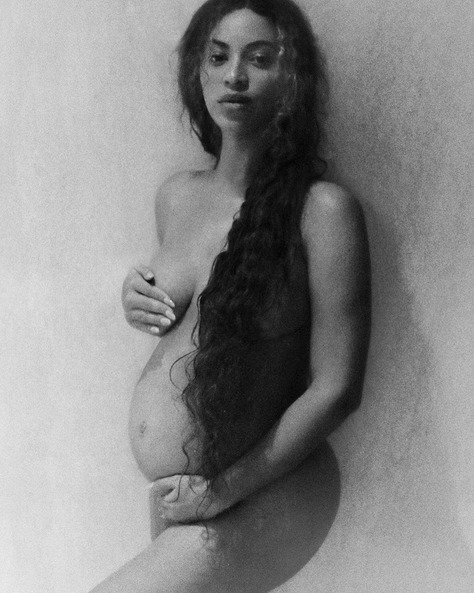 Beyoncé pózuje s těhotenským bříškem. Čeká dvojčata.