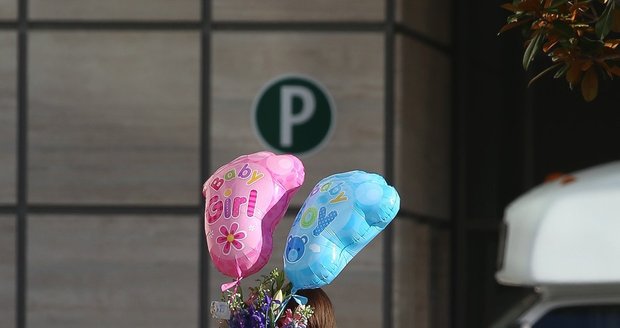 Do porodnice kdosi přinesl balónky s kartičkou s nápisem B a J. Růžová a modrá barva napovídají, že se narodili chlapeček a holčička.