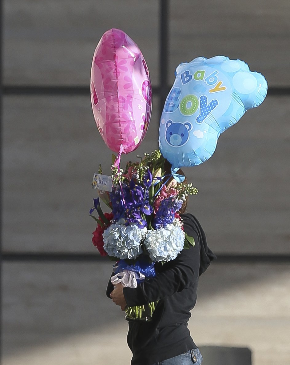 Do porodnice kdosi přinesl balónky s kartičkou s nápisem B a J. Růžová a modrá barva napovídají, že se narodili chlapeček a holčička.