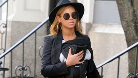 Beyonce s příchodem dcerky rozhodně nezlenivěla a stále se obléká podle poslední módy.