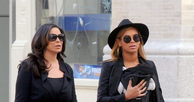 Beyonce byla na procházce s matkou Tinou