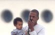 Jay-Z s dcerou obhlíží co se na lodi děje