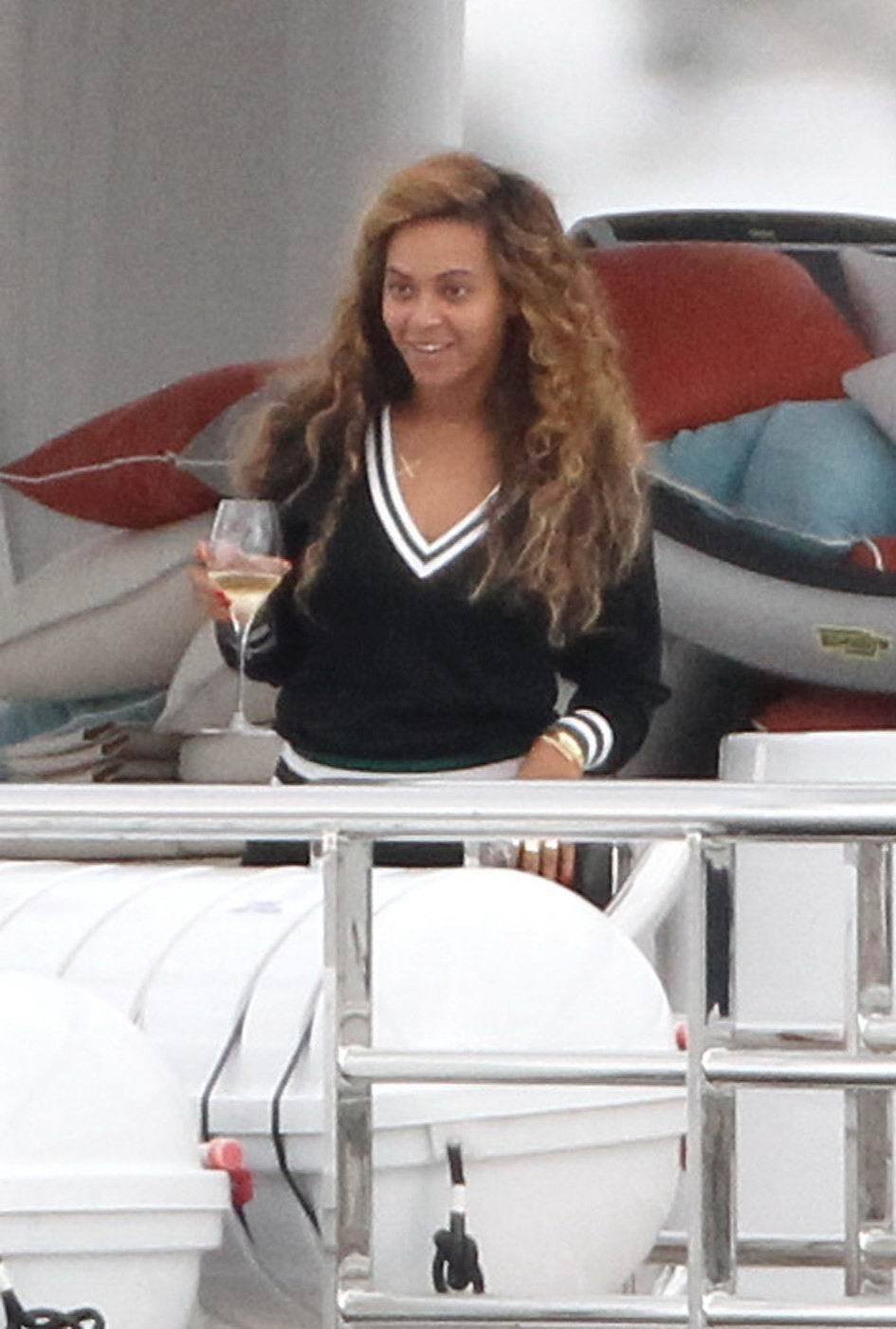 Nenamalovaná Beyonce bezstarostně popíjí na jachtě víno