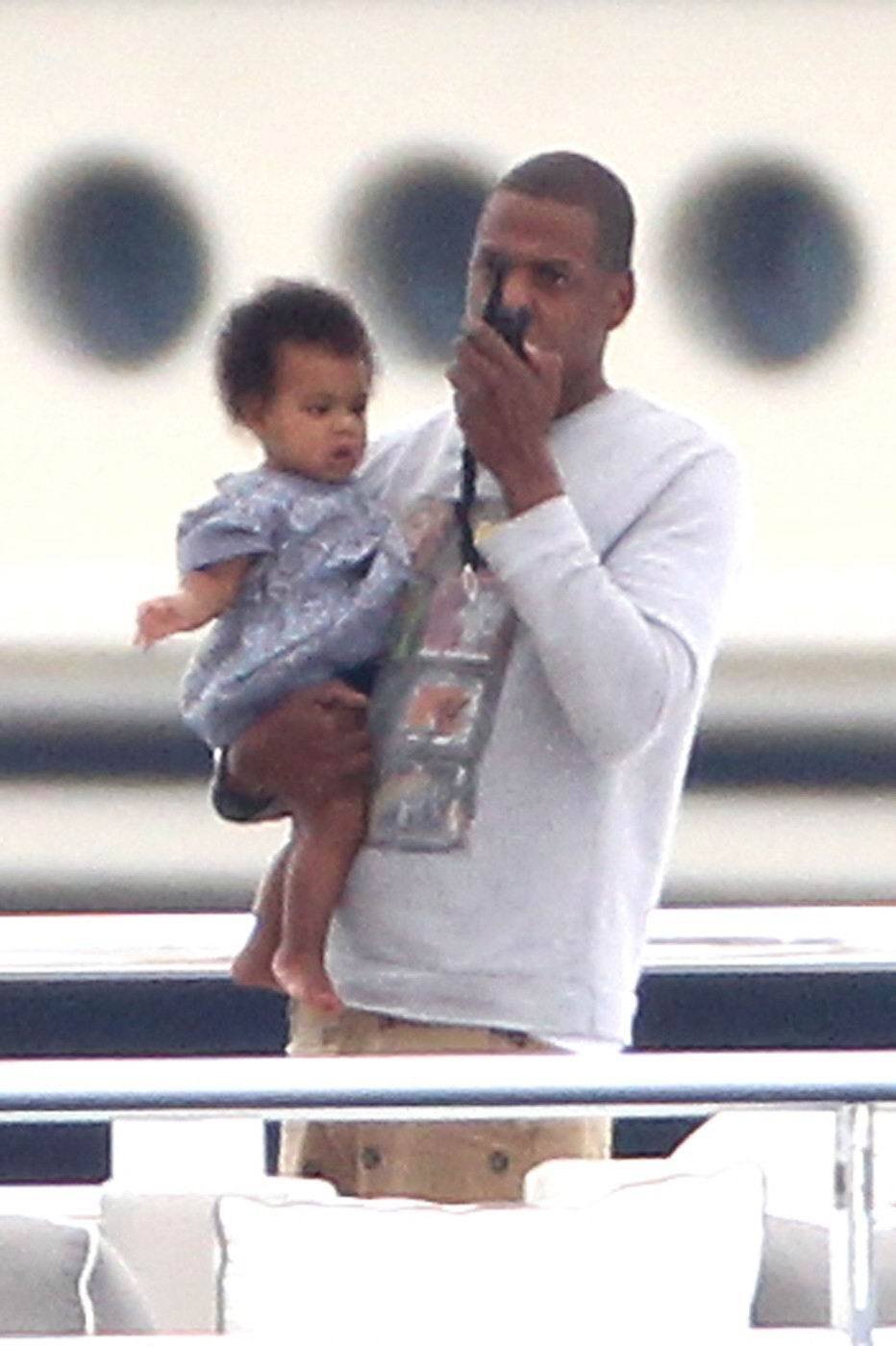 Jay-Z s dcerou obhlíží co se na lodi děje