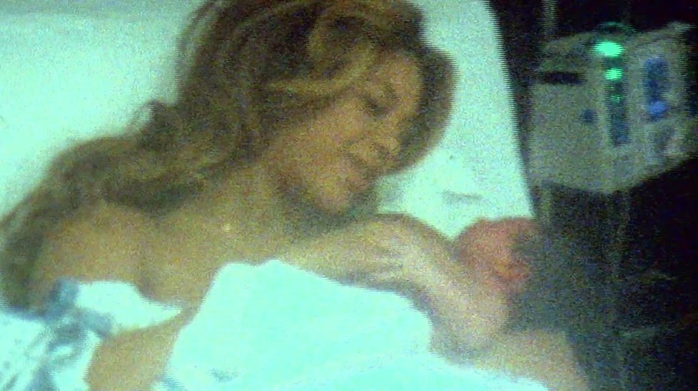 Těsně po porodu, kdy zpěvačka snad poprvé drží v náručí svou dceru.