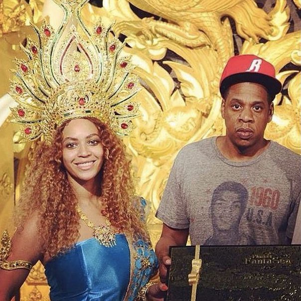 Beyoncé (34) se do Jay-Z (46) zamilovala už před více než šestnácti lety. Provdala se za něj v roce 2008, a přestože se čas od času objeví spekulace o jejich údajném rozchodu, nevypadá to, že by byly pravdivé. Díky tomu, že Jay-Z vypadá pořád mladě, možná nevíte, že je o dvanáct let starší než Beyoncé.