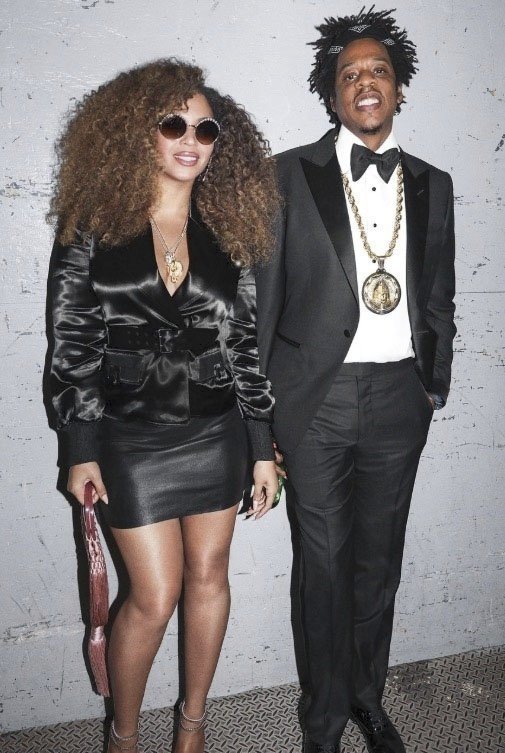 Beyoncé a Jay-Z - V hudebním světě jsou považováni za super pár. Jejich vztah začal přátelstvím, kdy skoro rok a půl flirtovali po telefonu, než se vydali na první rande. V roce 2000 spolu začali chodit, byli na vrcholu hitparád a tvořilo se mezi nimi silné pouto, které o osm let později zpečetili manželským slibem. Také jejich vztah ale prošel zkouškou, a to když se v roce 2016 Jay-Z přiznal k nevěře. Přesto však zůstali spolu, a jak se zdá, tak krizi překonali.