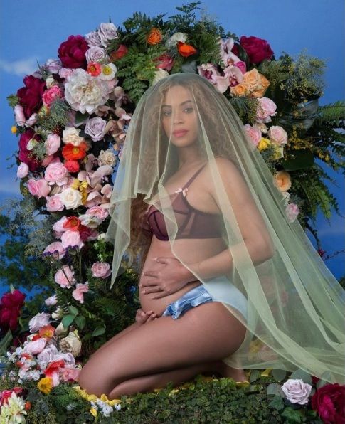 Beyoncé Knowles na Instagramu oznámila, že je těhotná a čeká dvojčata.