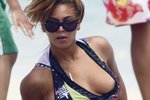 Levé ňadro uteklo Beyoncé z plavek