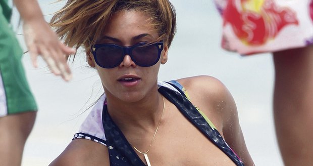 Levé ňadro uteklo Beyoncé z plavek