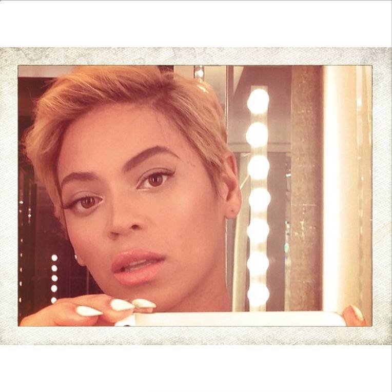 Beyoncé si ostříhala vlasy na kluka a vypadá to, že ani ji samotnou nový look dvakrát nepřesvědčil.