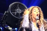 Beyoncé koncert v Montrealu málem stál její bujnou hřívu.