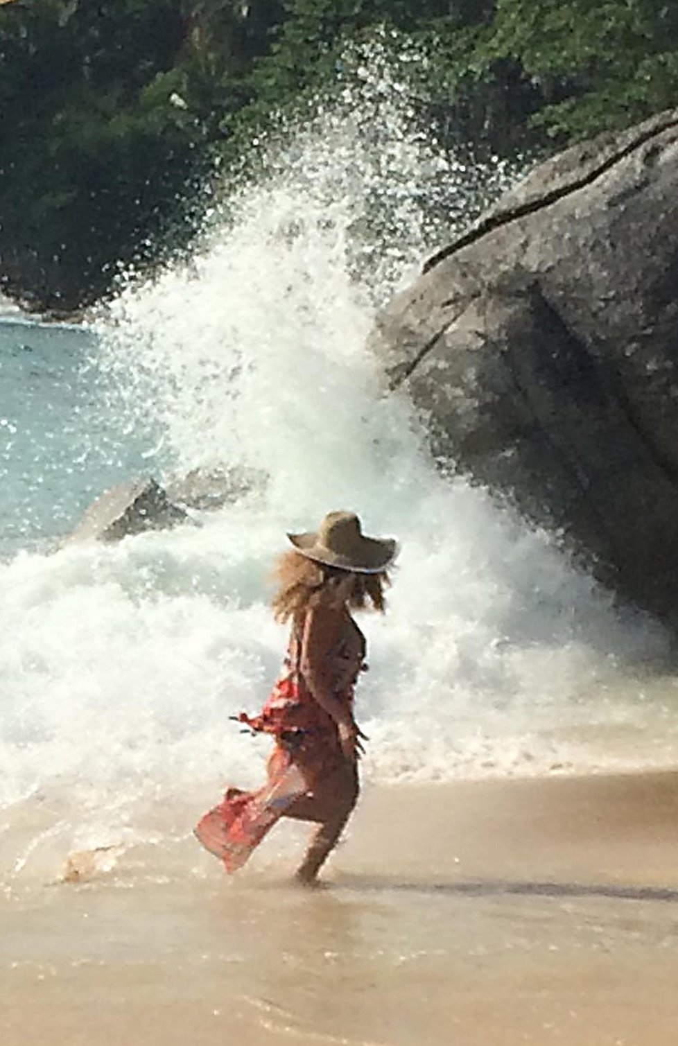 Beyoncé utíká před dvoumetrovou vlnkou.