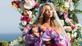 Celebrity na síti: Zadek Kairy Hrachovcové a dvojčata Beyoncé