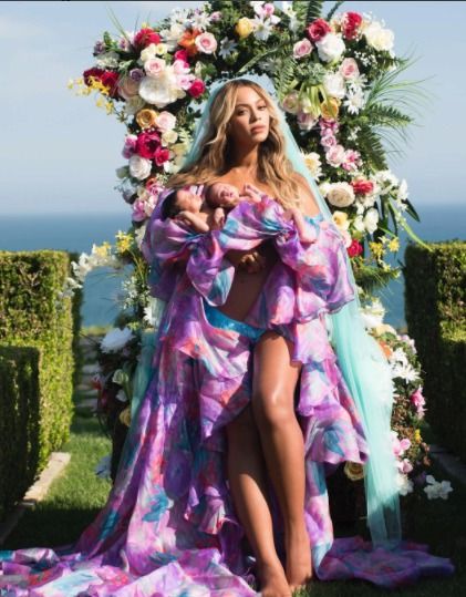 Beyoncé s dvojčaty Rumi a Sir, kterým je dnes přesně měsíc.