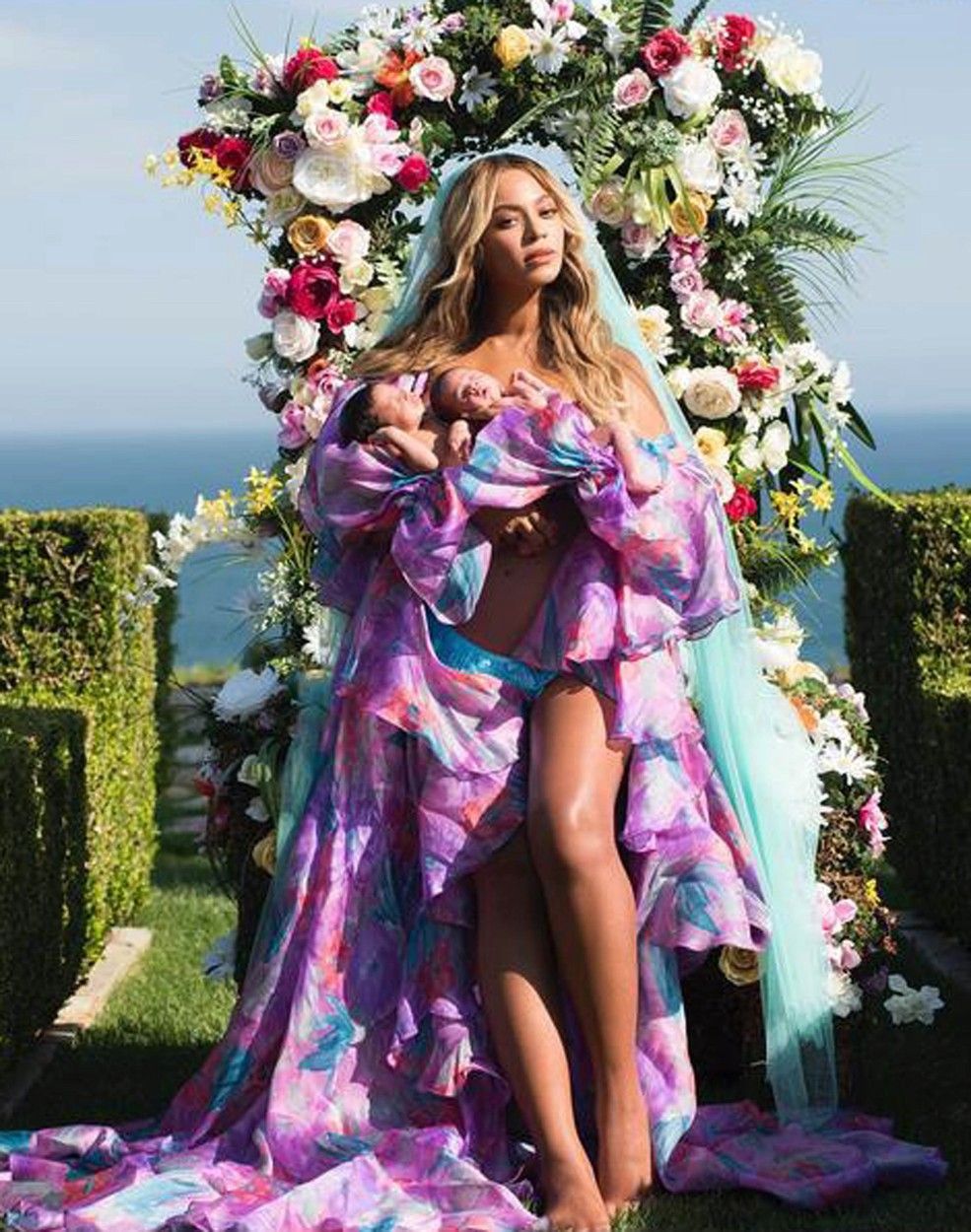 Beyoncé se zhruba měsíc starými dvojčaty, která se jmenují Sir Carter a Rumi. Rodina bydlí v novém sídle ve čtvrti boháčů Bel Air v kalifornském Los Angeles.