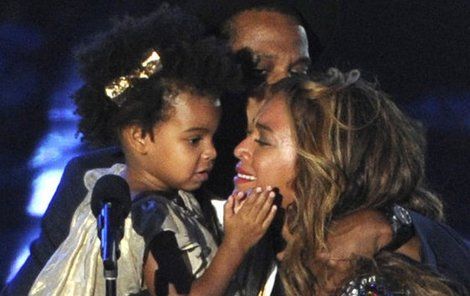 Celá rodinka na pódiu, Beyonce je naměkko.