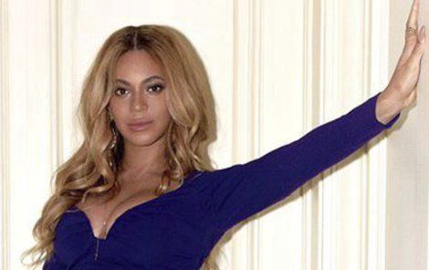 Beyoncé se ani v těhotenství výstřihů nevzdá.