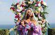 Beyoncé se zhruba měsíc starými dvojčaty, která se jmenují Sir Carter a Rumi. Rodina bydlí v novém sídle ve čtvrti boháčů Bel Air v kalifornském Los Angeles.