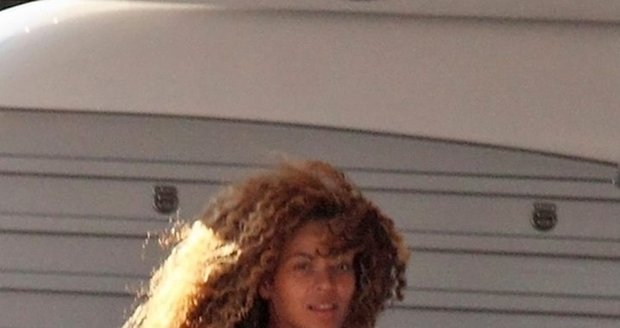 Beyonce pobíhala po jachtě v plavkách, ve kterých ukázala těhotenské bříško