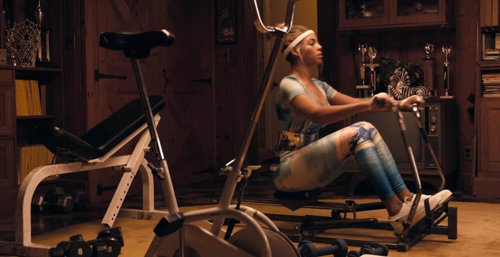 Beyoncé v klipu cvičí v úzkém trikotu, který ji těsně obepíná.
