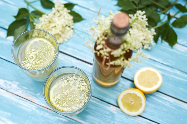 Bezová limonáda s ledem bude skvělé osvěžení během horkého léta