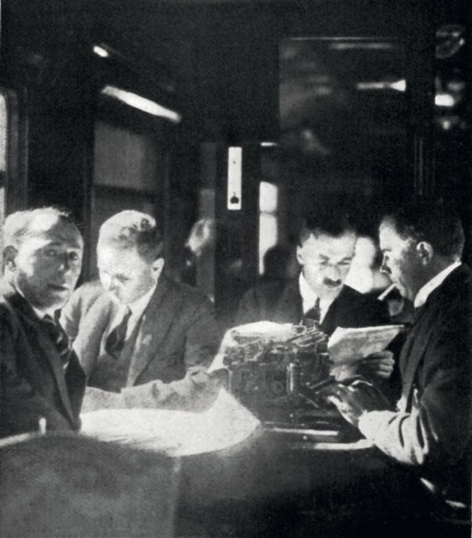 Bez internetu se dělaly noviny jinak, jak ukazuje klubko konkurenčních novinářů v mediálním kupé vlaku T. G. Masaryka