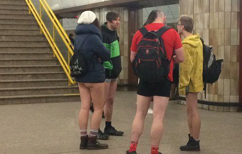 Metrem bez kalhot: Polonazí cestující zaskočili Pražany