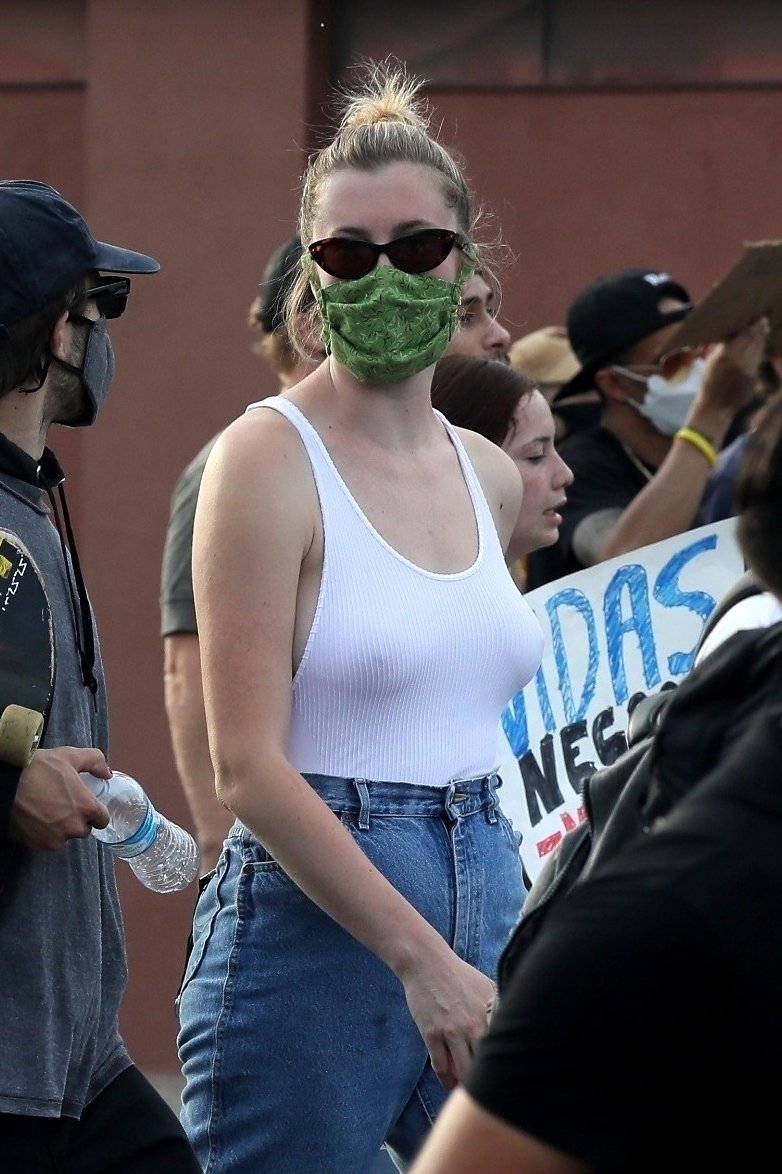 Sexy Ireland Baldwin vyrazila na protest bez opory