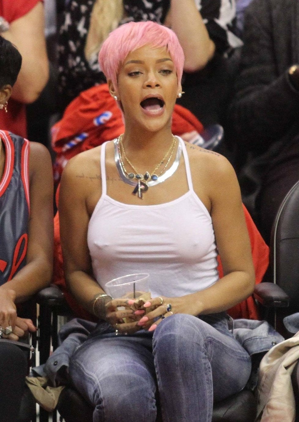 Rihanna v jednom ze svých nejslušnějších outfitů.