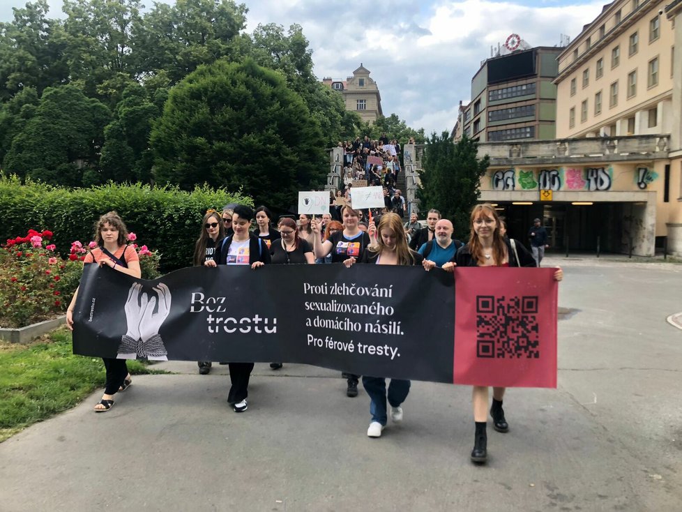 Iniciativa Bez trestu pořádala už třetí pochod upozorňující na nízké tresty sexualizovaného domácího násilí