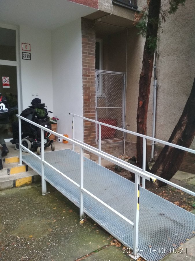 Škola v Trnavě má podle vozíčkářů několik bariér, nájezdovou rampu ale pochválili.