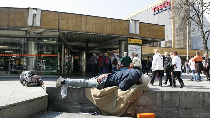 Měli by bezdomovci zmizet z ulic Prahy do tábora?