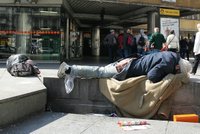 Bezdomovci patří do tábora, dejte jim košťata a lopaty, tvrdí čtenáři
