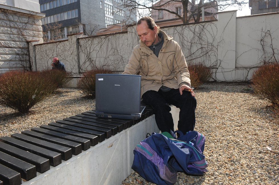 Podle Jansy jsou i laptoty mezi bezdomovci čím dál tím častější