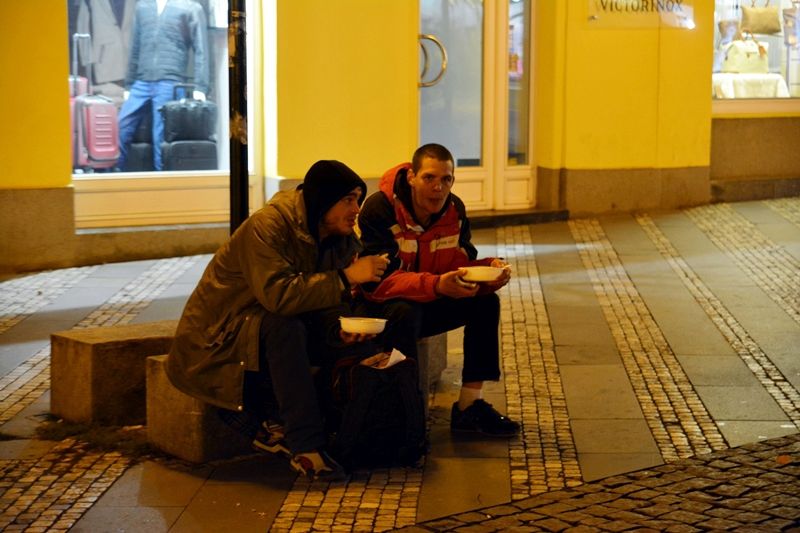 Lidé bez domova zde dostali zdarma jídlo i čaj.